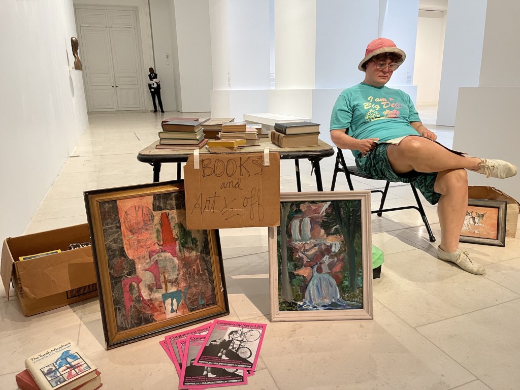 © Duane Hanson, Flea Market Lady, 1990, résine peinte à l’huile, fibre de verre, technique mixte, accessoires. Musée d’arts de Nantes , achat avec l’aide du FRAM, 2011 - Inv. 11.7.1.S © Musée d’arts de Nantes. Photo : Le Curieux Nazairien